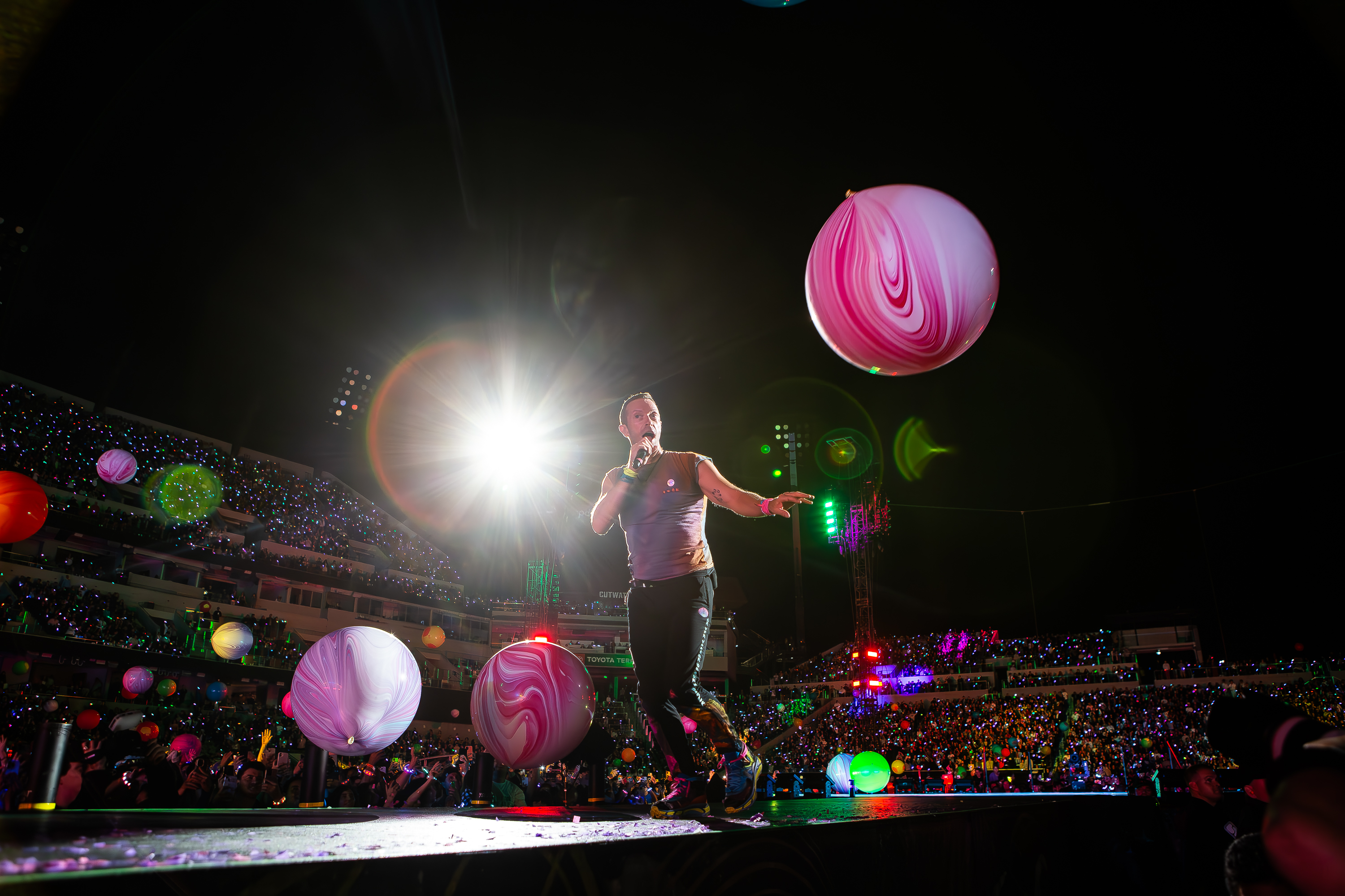 Review: Coldplay return with 'Music of the Spheres' - Los Angeles Times