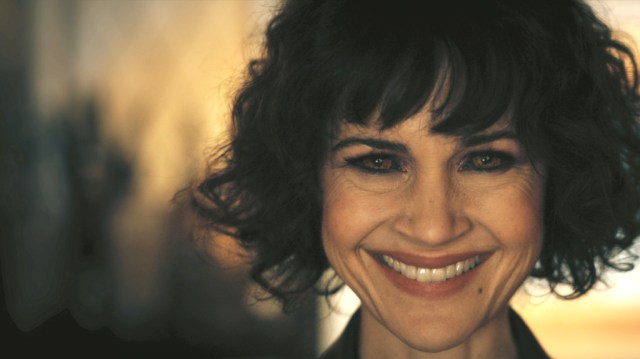 Carla Gugino como Verna em A QUEDA DA CASA DE USHER (THE FALL OF