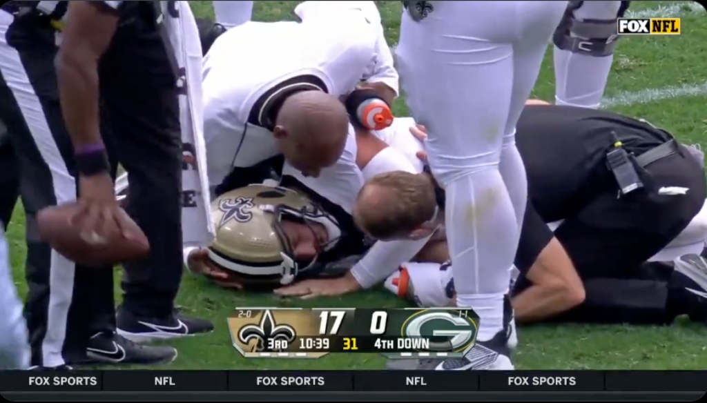 Saints QB Derek Carr injures shoulder vs. Packers