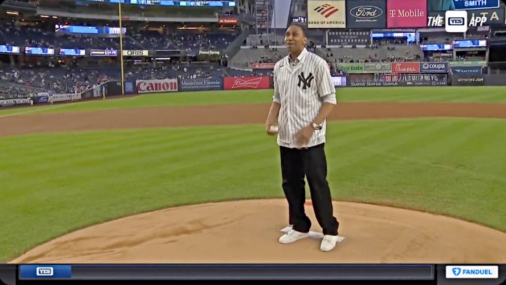 Stephen A. Smith warf seinen ersten Pitch im Yankee Stadium