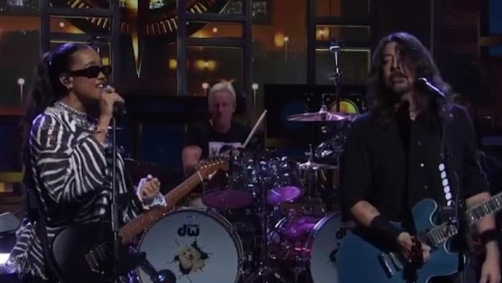 HER spielte „The Glass“ mit Foo Fighters bei „SNL“