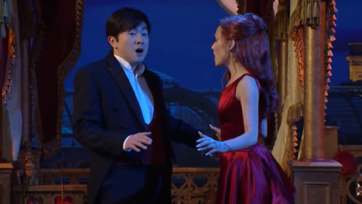 Bowen Yang et Ariana Grande ont chanté des mash-ups accrocheurs sur « SNL »