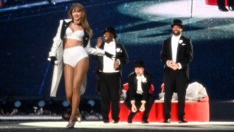 Travis Kelce Had A Singular (And Hilarious) Goal While Carrying Taylor Swift During His ‘The Eras Tour’ Debut