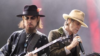 Jane’s Addiction Members Perry Farrell And Dave Navarro Were Involved In A Scuffle Onstage Causing The Band’s Show To Abruptly End