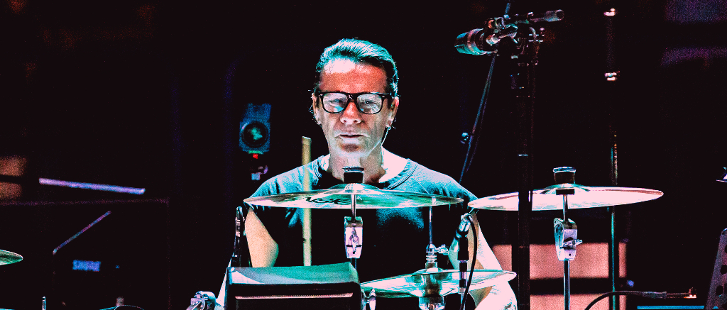 Larry Mullen Jr U2 Mediolanum Forum 2018 (1024x437)