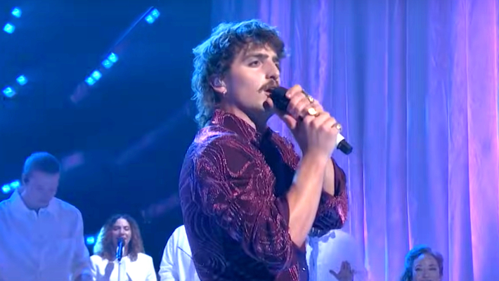 Benson Boone’s Performance Of ‘Mystical Magical’ On ‘SNL’ Was A Colorful High-Flying Show Of His Love
