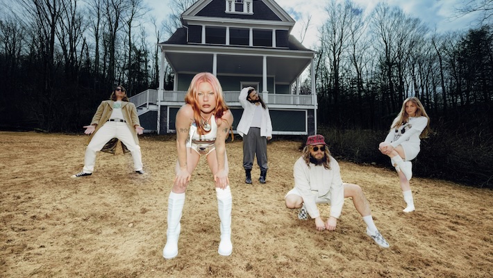 Wet Leg Deliver A One-Take Video For Their Vigorous New Single ‘CPR’