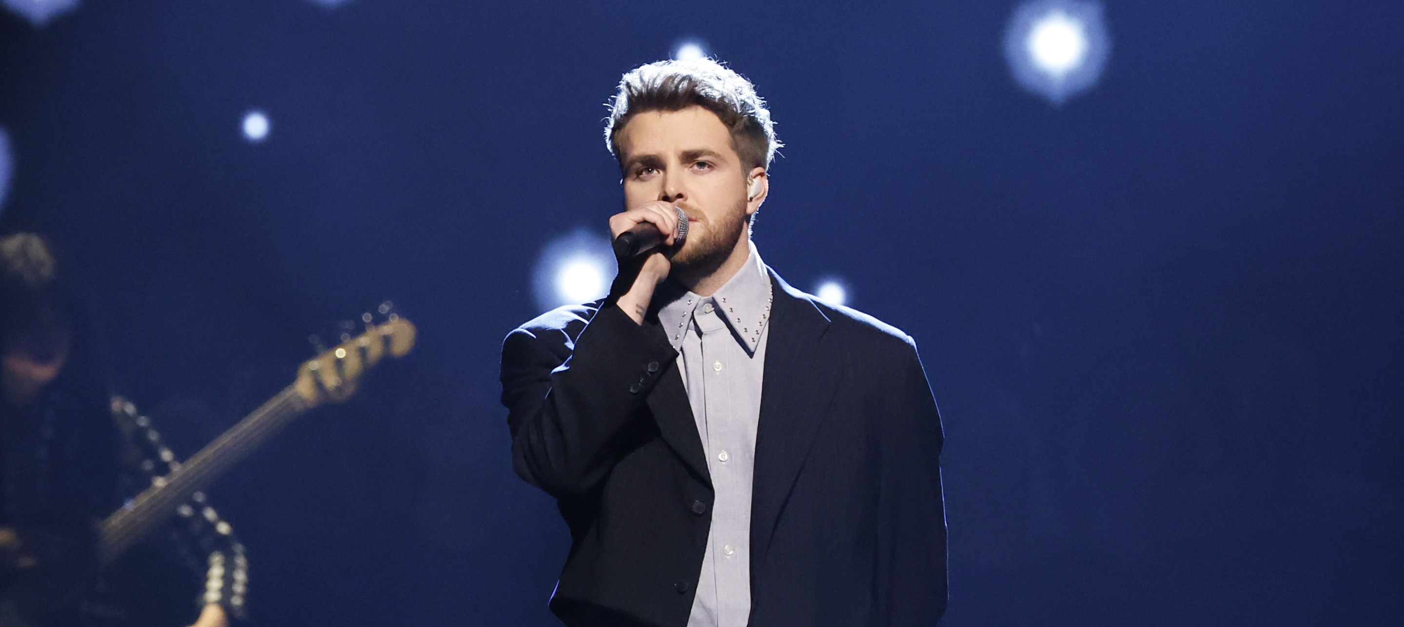  Alex Warren Performs 'Ordinary' At 2025 AMAs: Watch Bildidee 