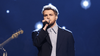 Alex Warren’s Stirring Performance Of ‘Ordinary’ At The 2025 AMAs Sounds Heavenly