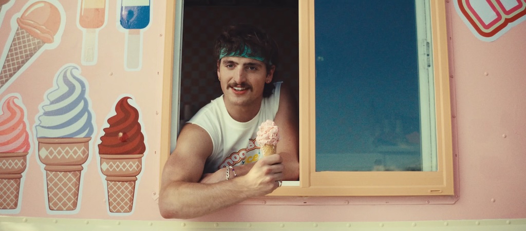 Benson Boone Mr Electic Blue video top