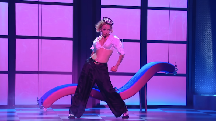 Doja Cat Recruited Kenny G For An ’80s Nostalgia-Packed MTV VMAs Performance Of ‘Jealous Type’