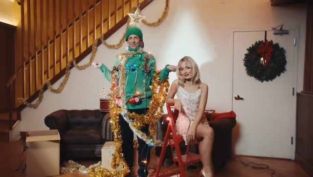 Sabrina Carpenter Immediately Rated Seth Meyers Out Of 10 While Day Drinking On ‘Late Night’